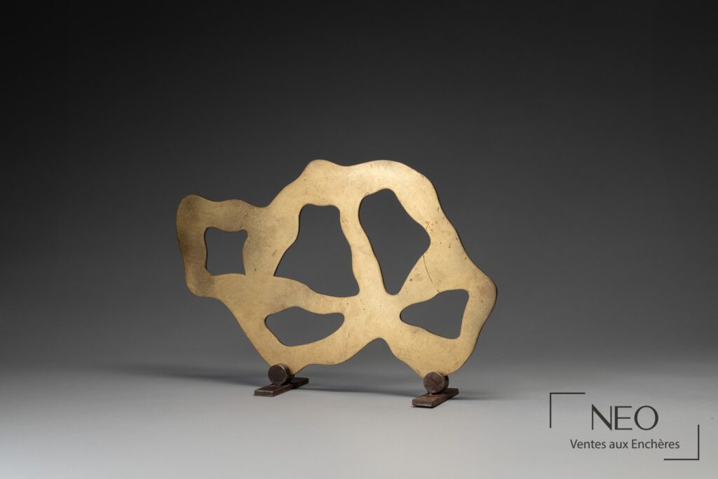Découpage de Hans Arp en laiton doré sur deux pieds en bronze