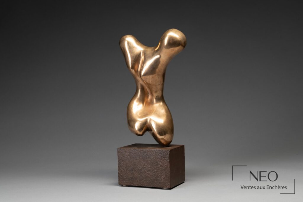 Sculpture en bronze doré sur socle en bois