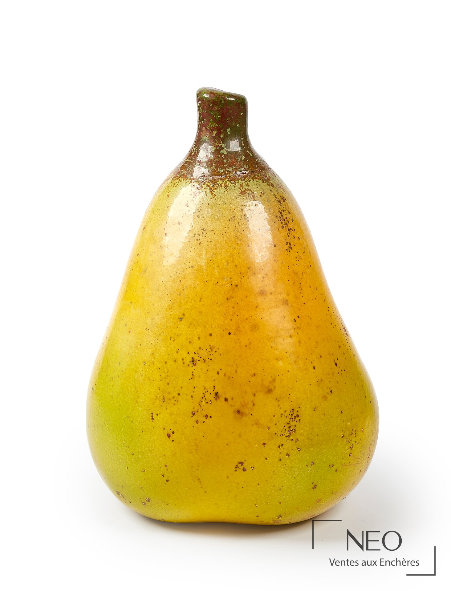 Poire en céramique émaillée polychrome de Hans Hedberg vue de face