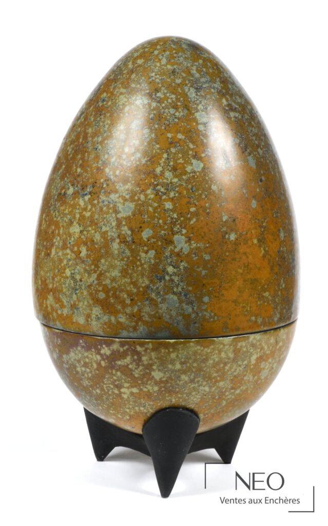 Œuf en céramique à décor émaillé polychrome sur fond orangé