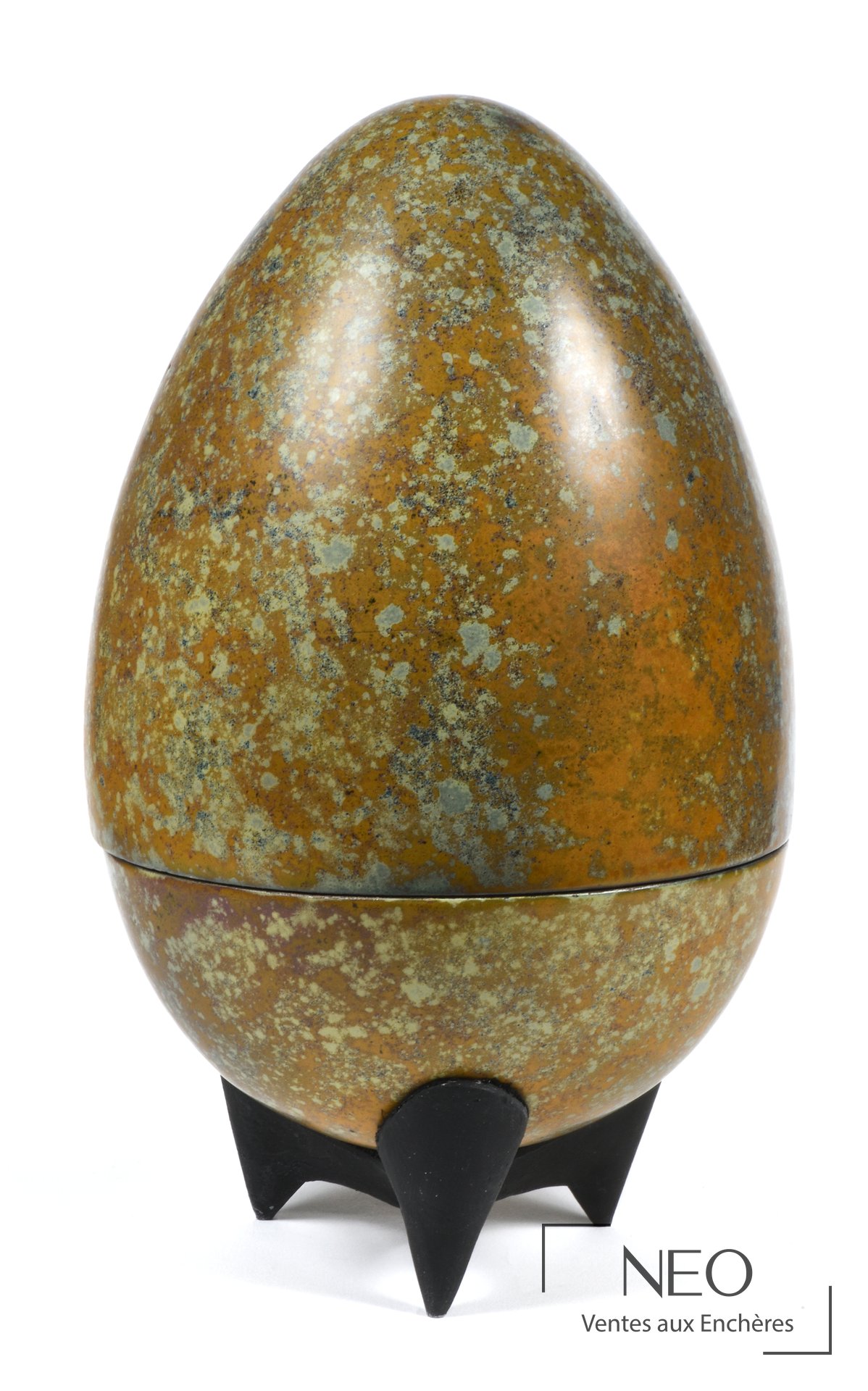 Œuf en céramique émaillée sur socle tripode