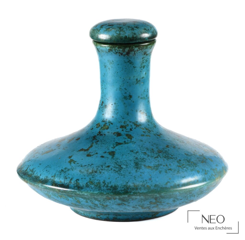 Vase couvert de Hans Hedberg en céramique émaillée bleue à décor de tâches brunes