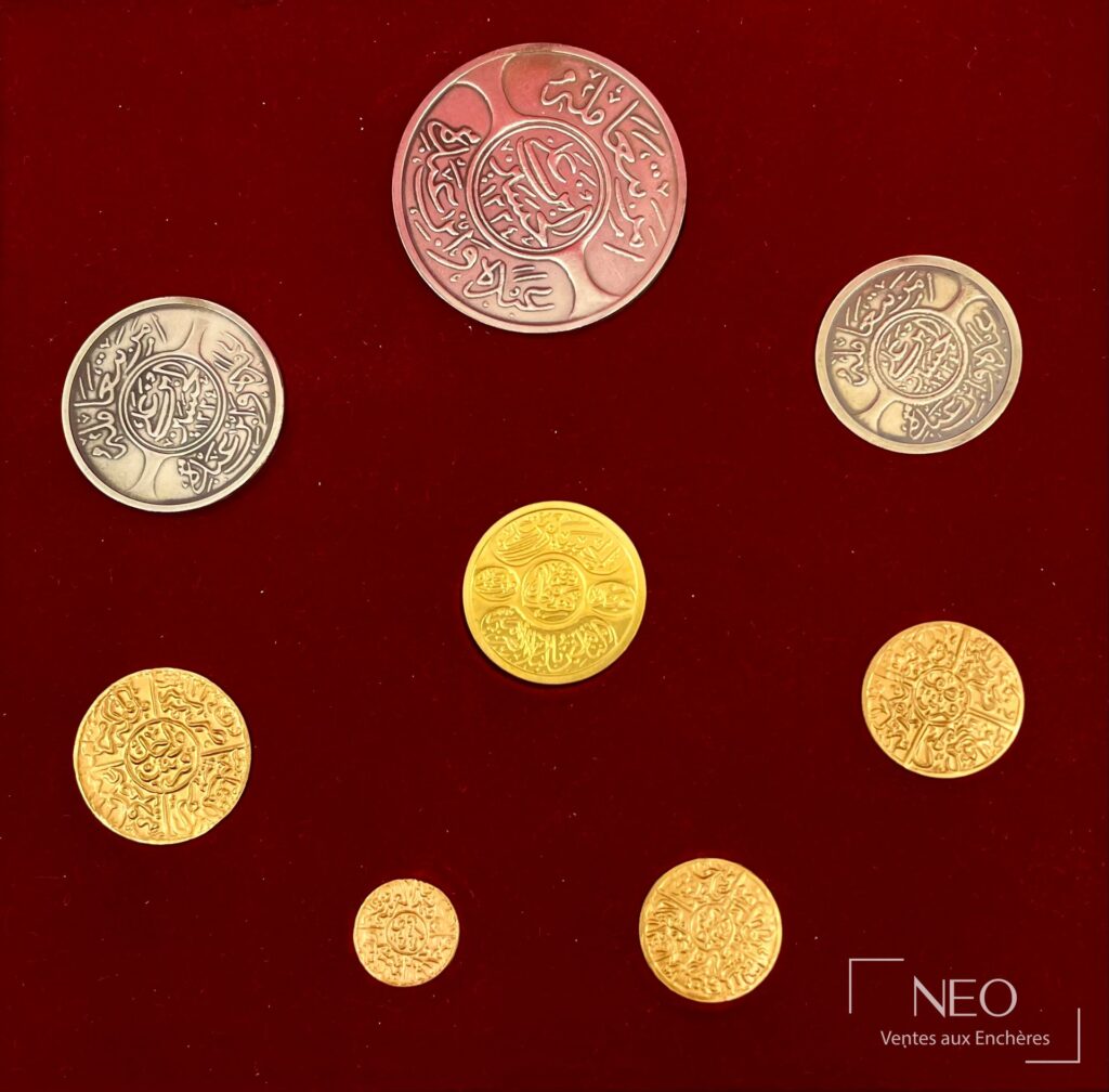 Ensemble de répliques monétaires Hashemite présentées sur fond velours rouge