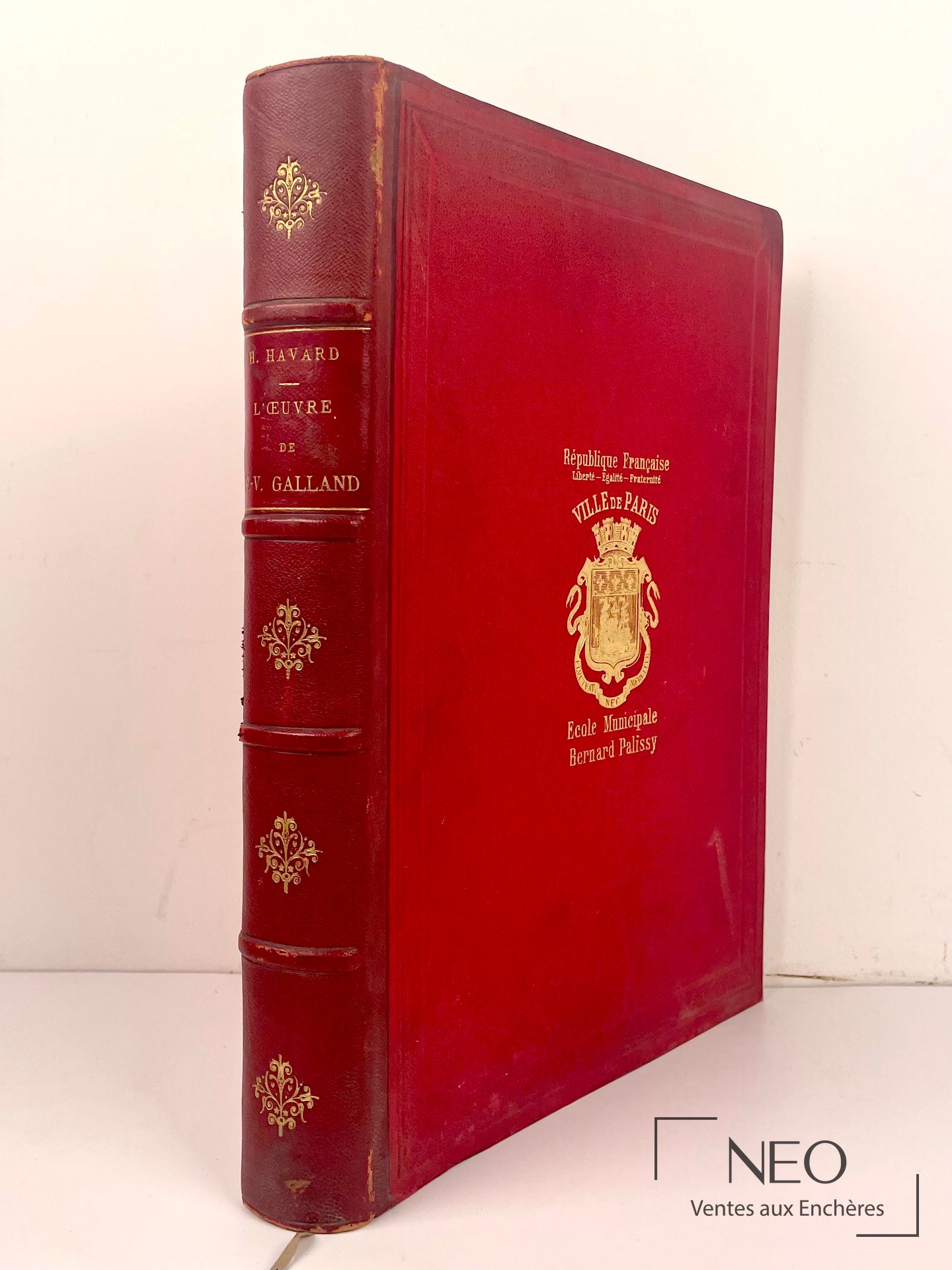 Livre relié en demi chagrin cerise avec dos à nerfs et dorures
