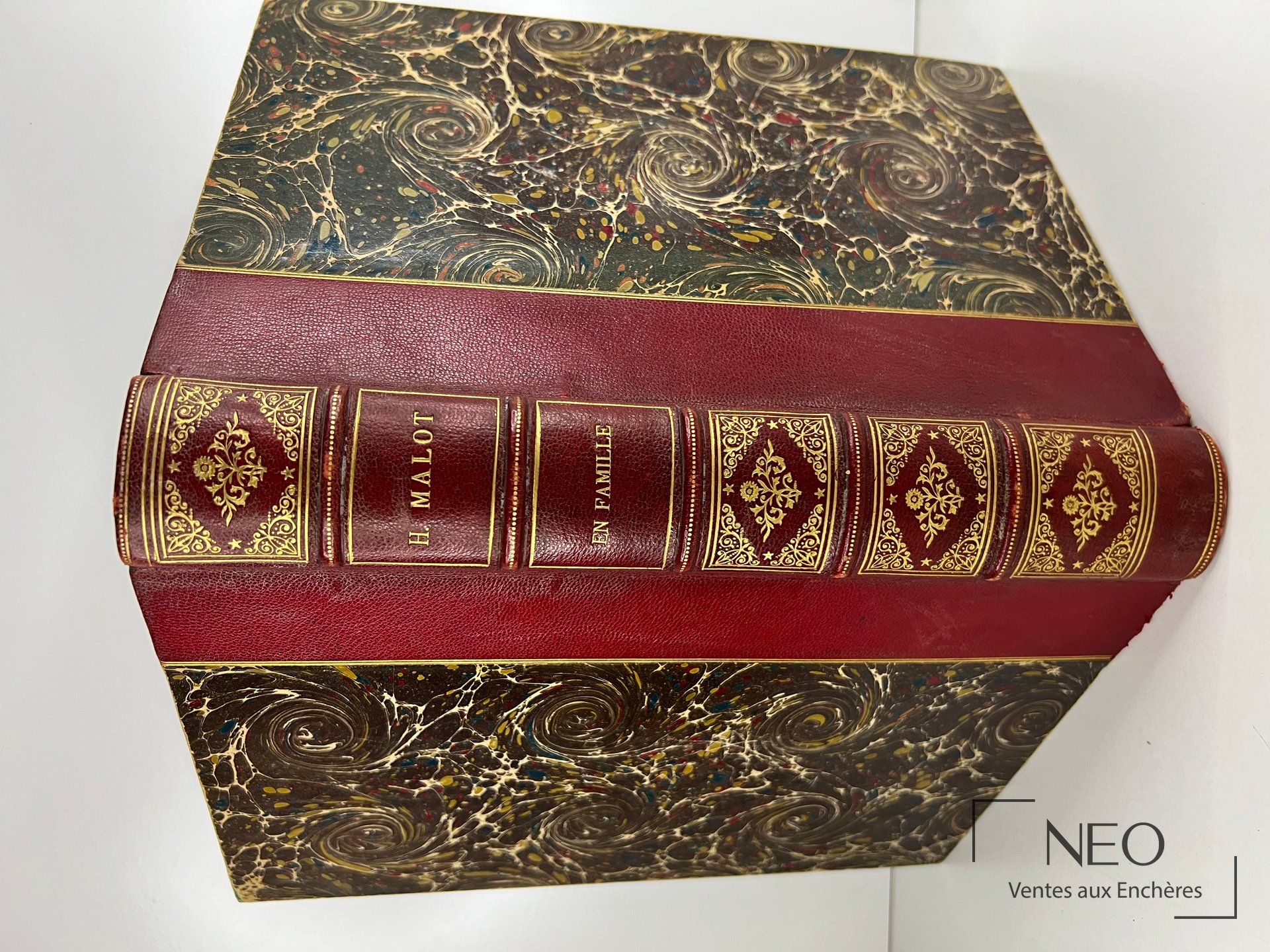 Livre relié en demi chagrin rouge avec plats marbrés et dos orné de caissons dorés