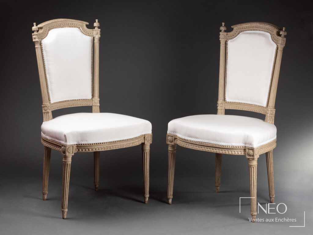 Paire de chaises Louis XVI en bois laqué gris avec garniture blanche