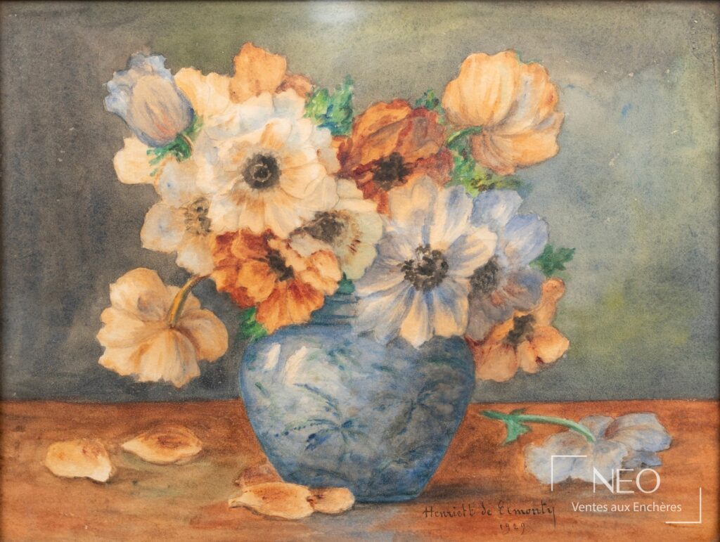 Bouquet de fleurs dans un vase bleu sur fond neutre