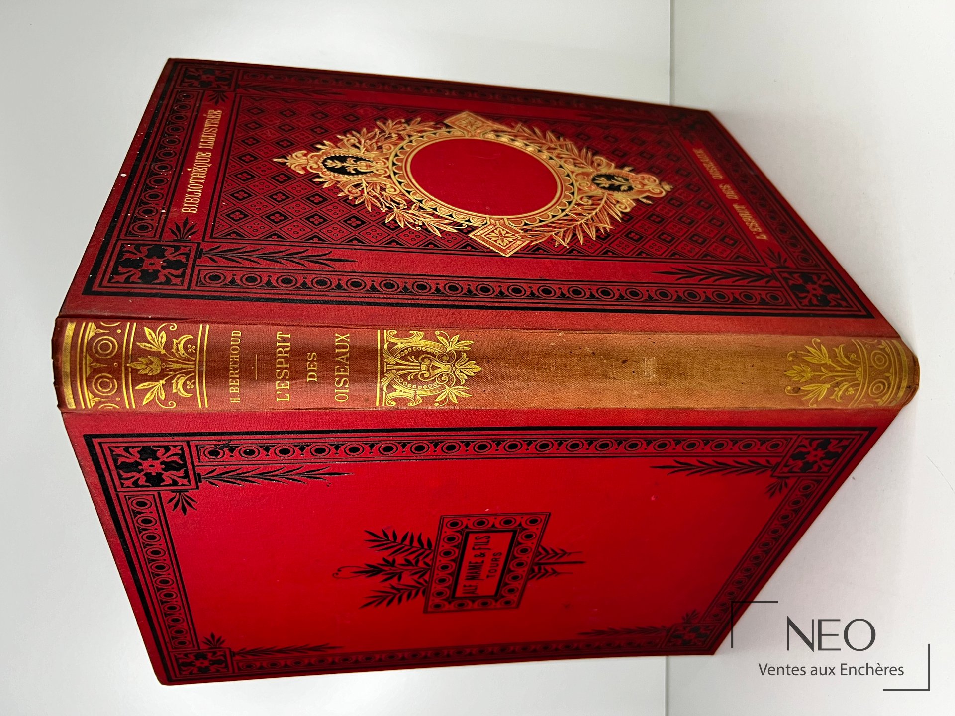 Couverture rouge ornée en noir et doré