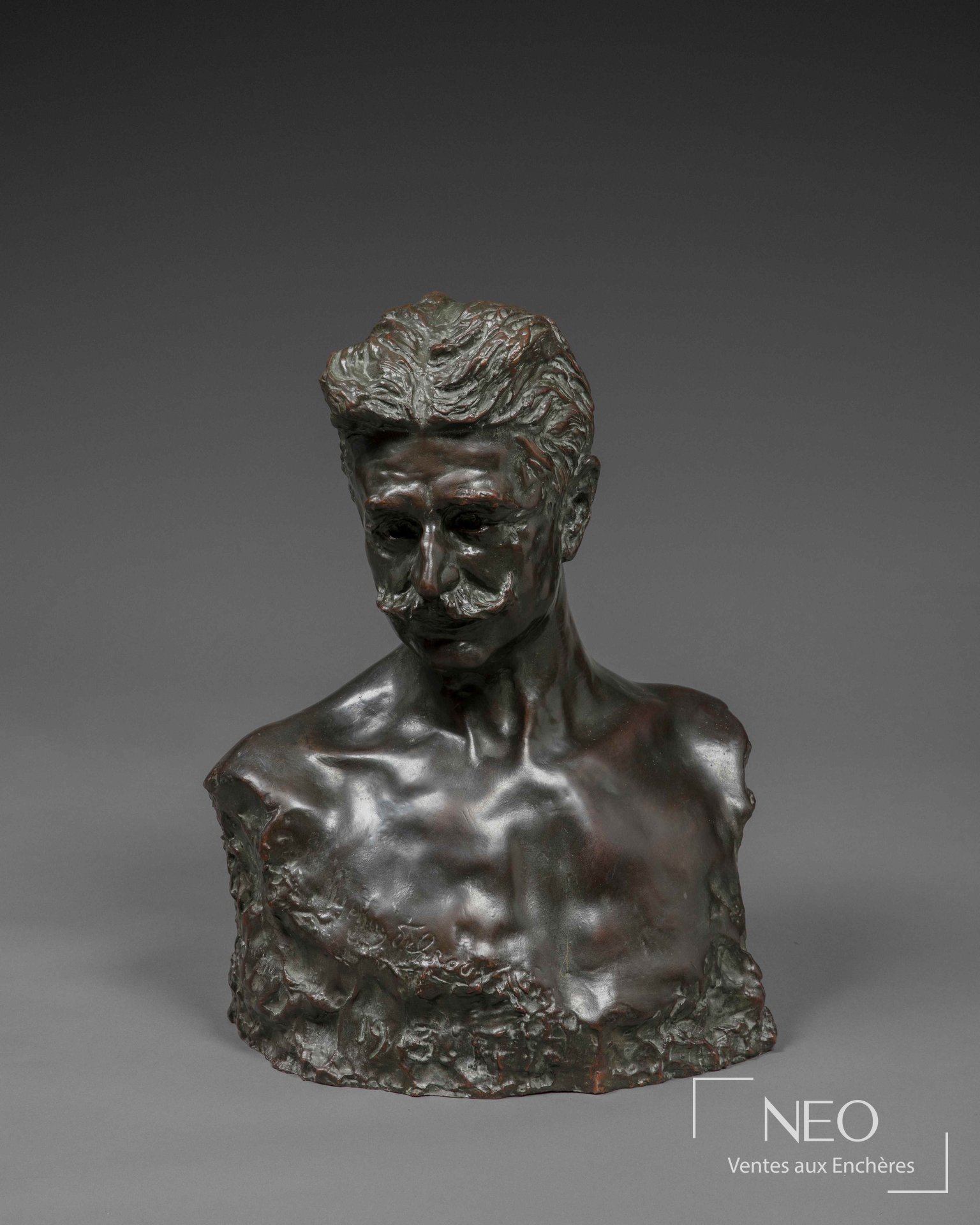 Buste en bronze patiné d'un homme élégant