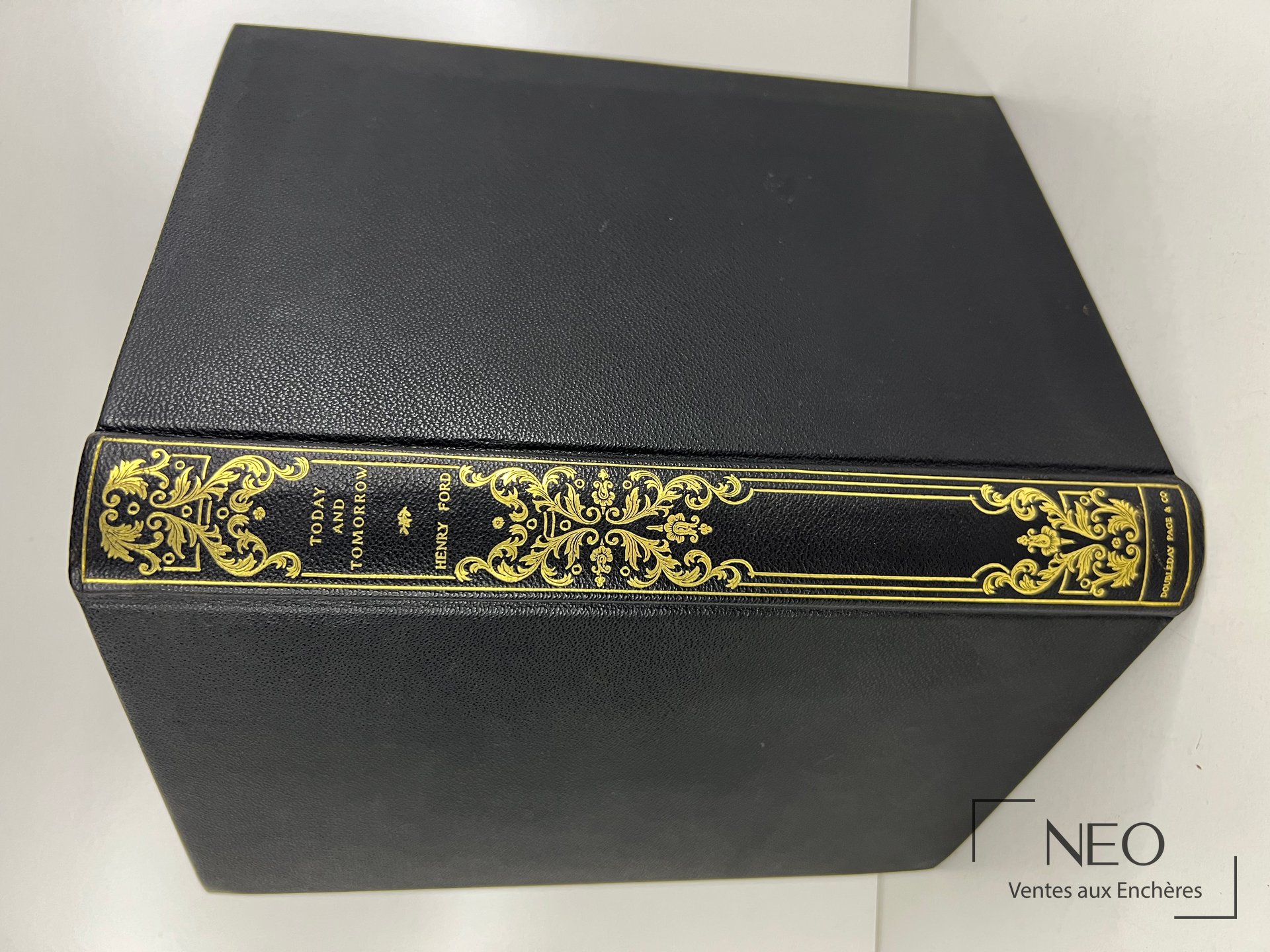 Couverture en percaline bleu nuit avec dos décoré de dorures