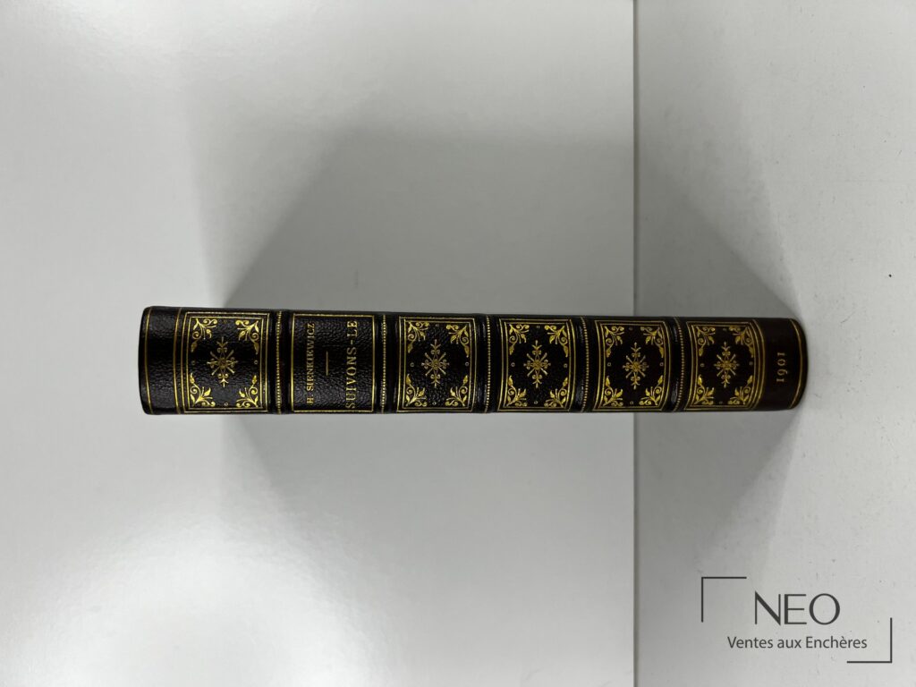 Dos de reliure en demi chagrin noir orné de caissons dorés et titre doré