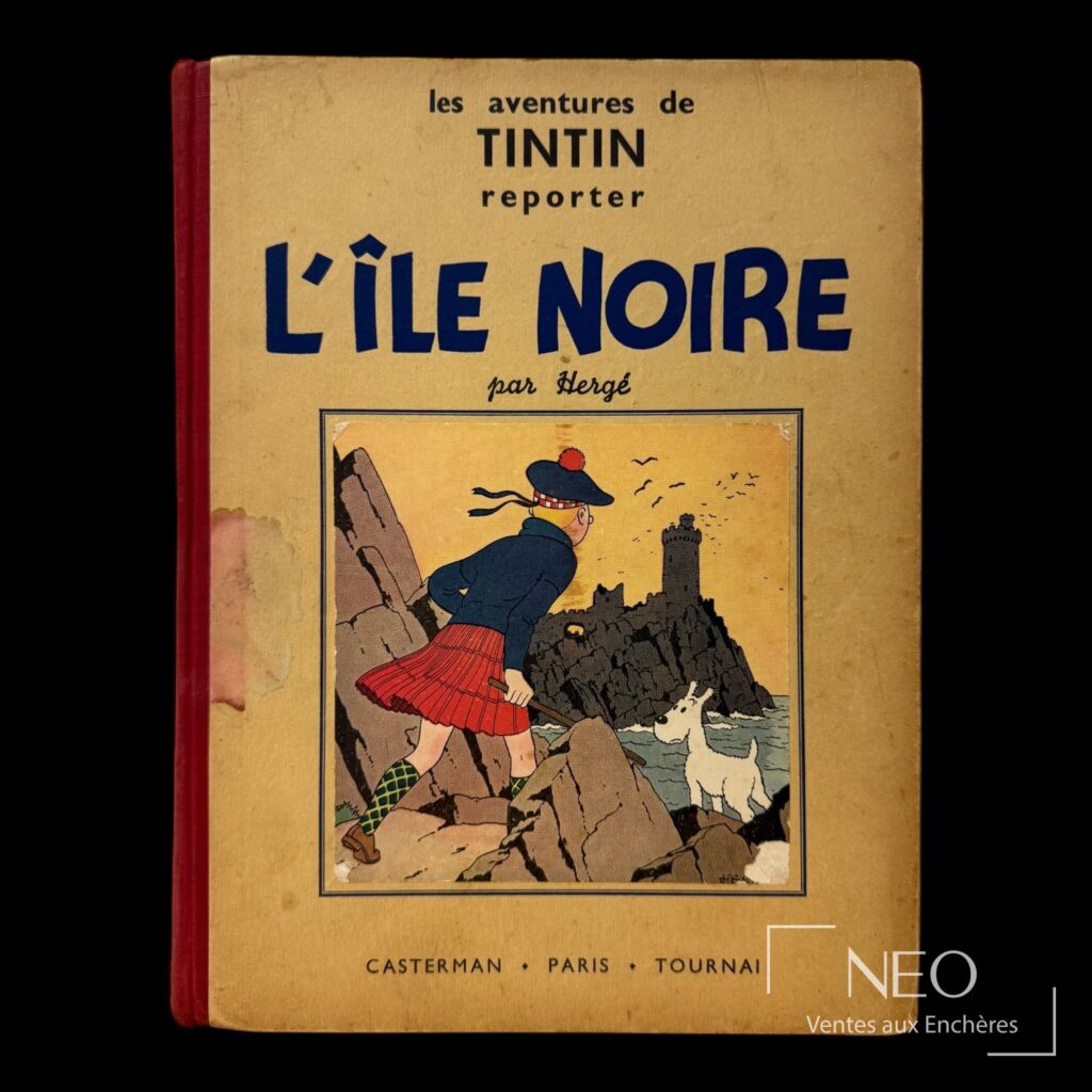 Couverture de Tintin L’Ile Noire par Hergé avec dos rouge et image centrale.