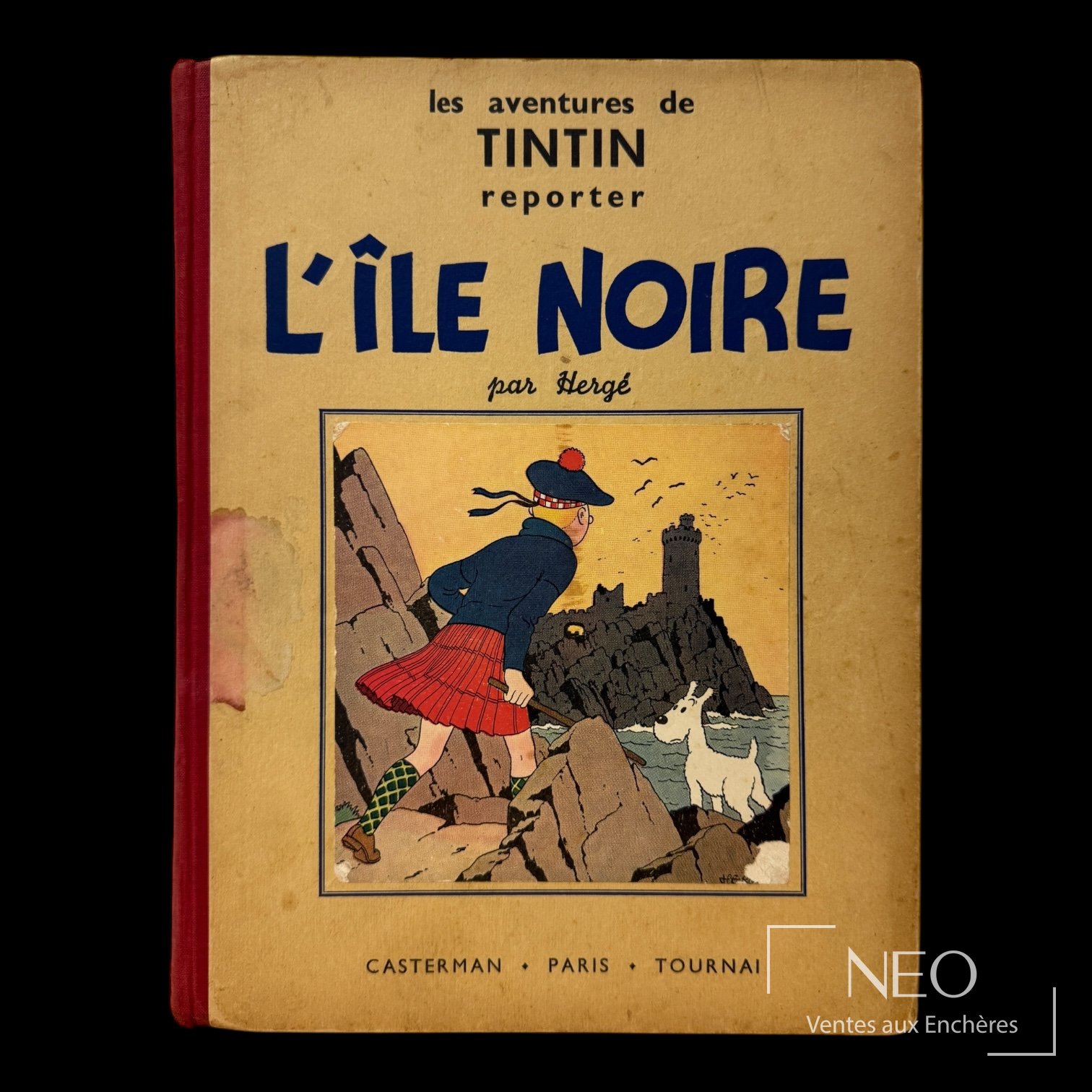 Couverture de Tintin L’Ile Noire par Hergé avec dos rouge et image centrale.