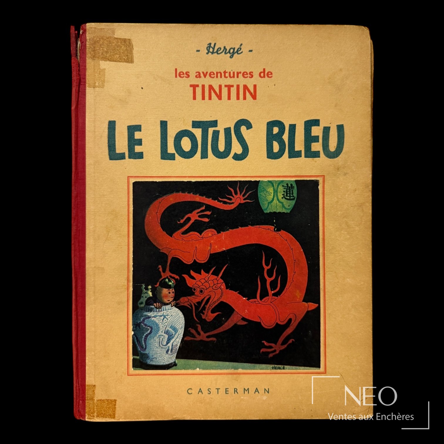 Couverture de Tintin Le Lotus Bleu de Hergé avec traces de scotch et dos rouge
