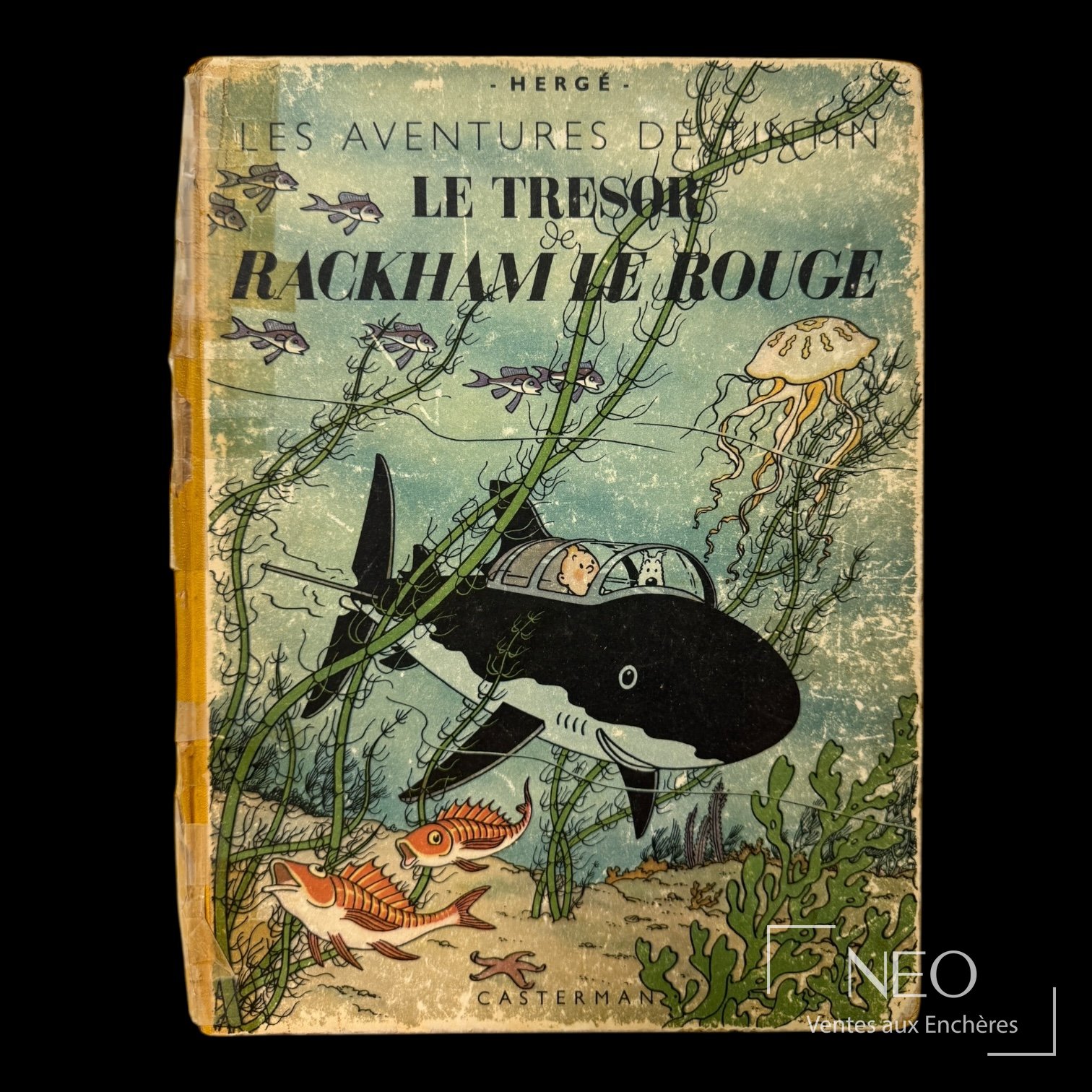 Couverture de Tintin Le Trésor de Rackham le Rouge avec décor marin et usures visibles