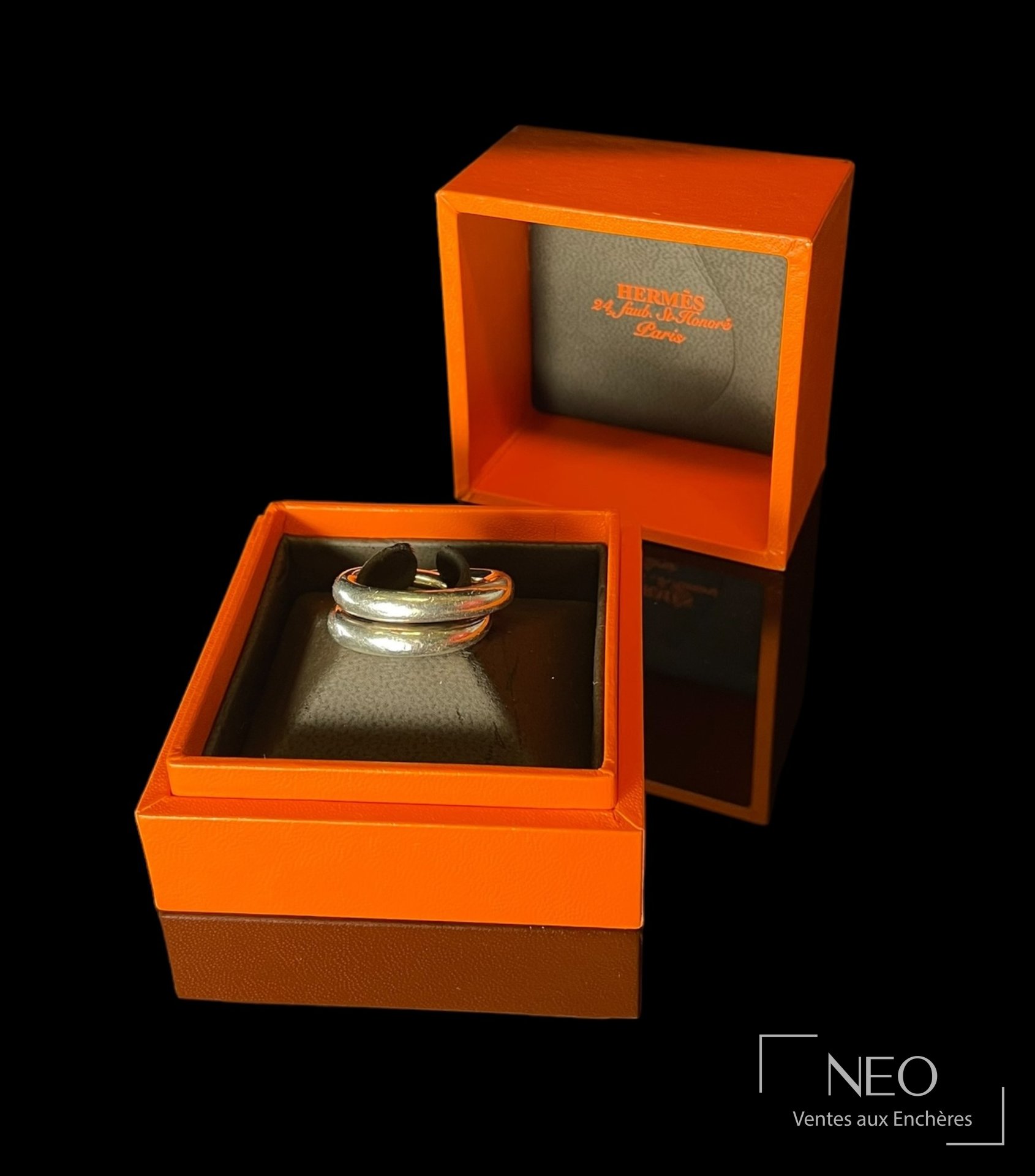 Bague Hermès Vertige en argent présentée dans sa boîte orange