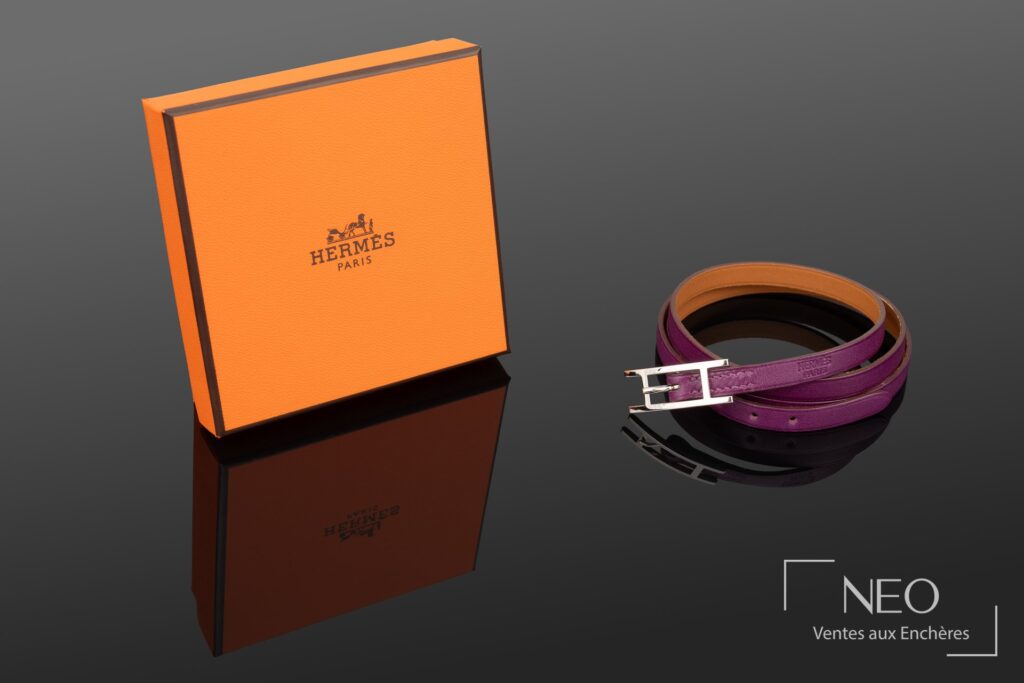 Bracelet Hermès violet à triple tour avec boîte orange de la maison