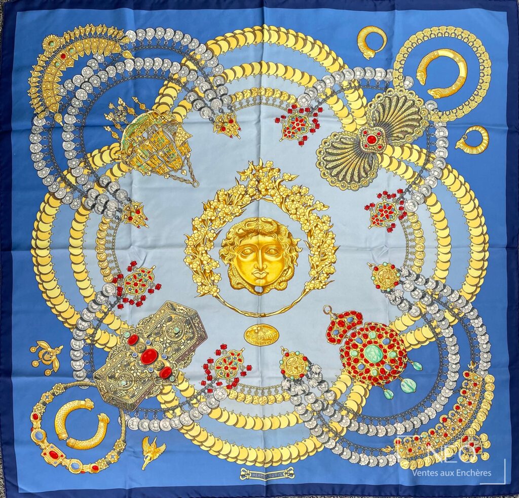 Carré Hermès en twill de soie motif Kosmima bleu et or