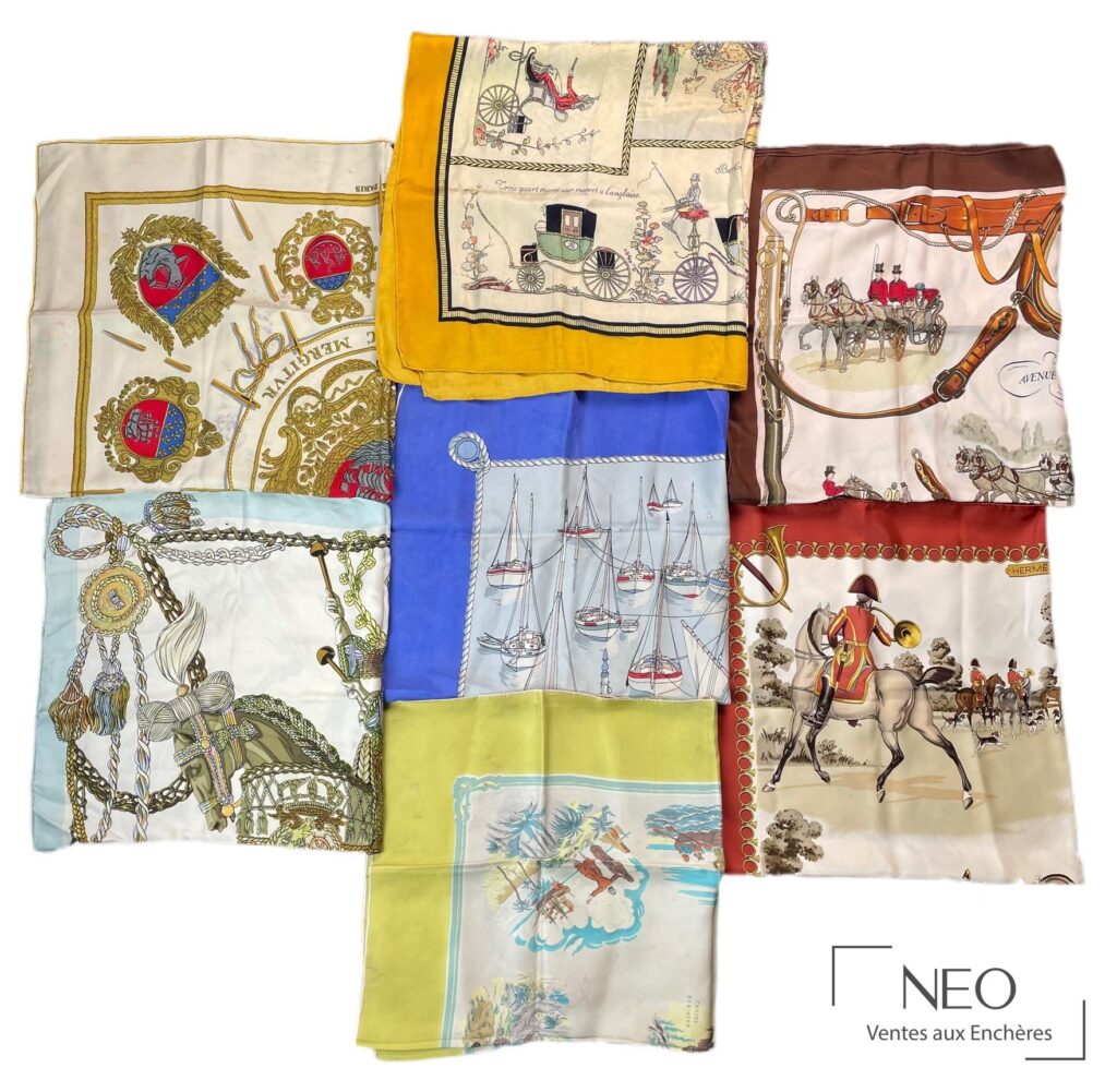 Sept carrés Hermès en twill de soie aux motifs équestres et héraldiques