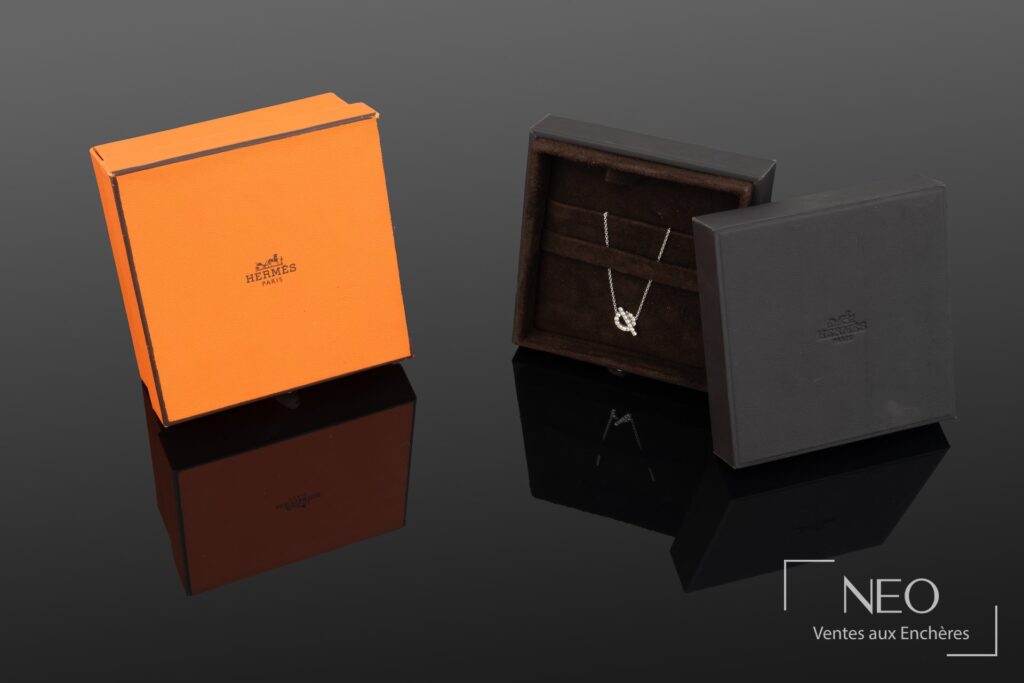 Collier Hermès Finesse présenté avec son écrin et sa boîte