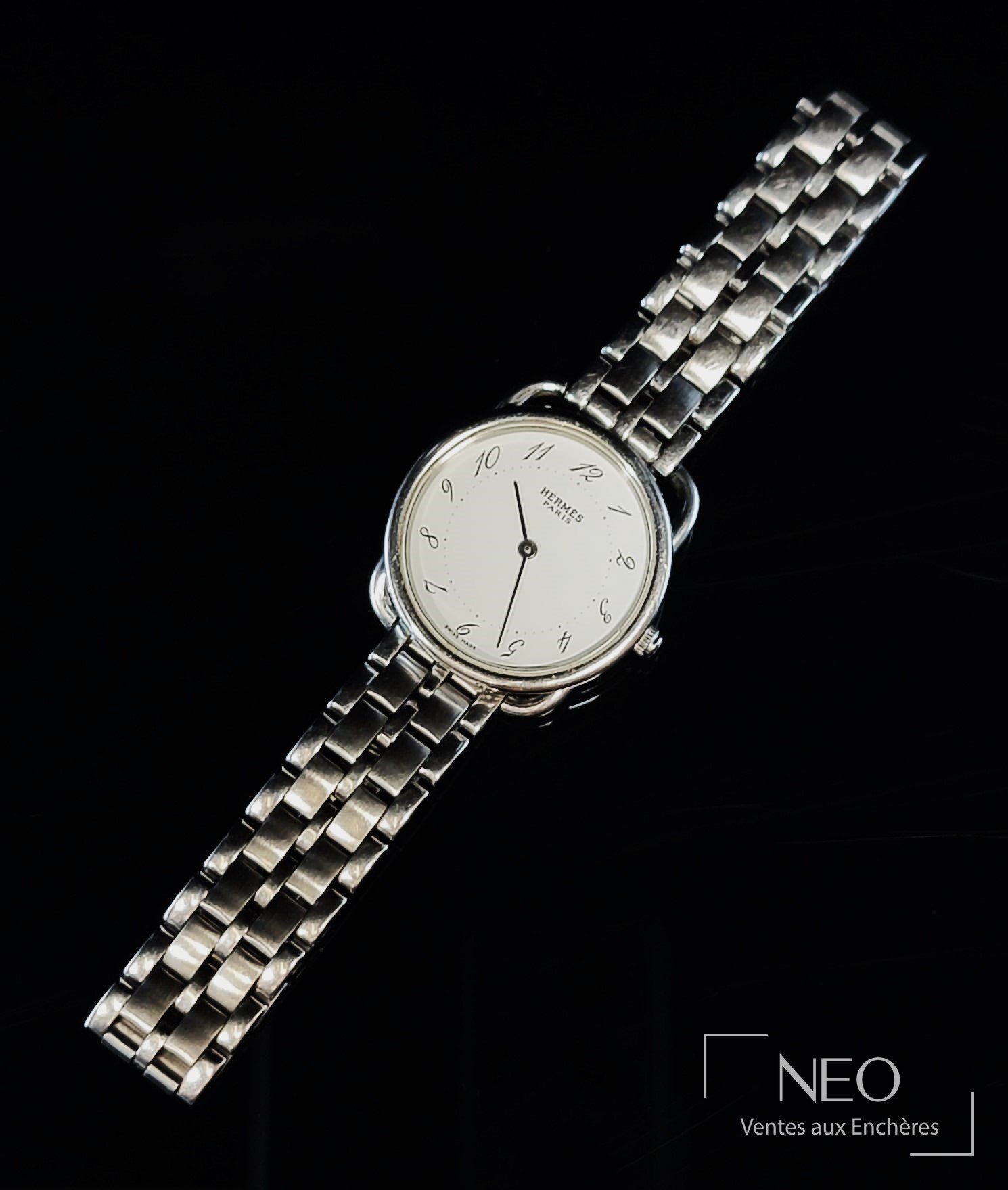 Montre bracelet HERMÈS Arceau en acier sur fond noir