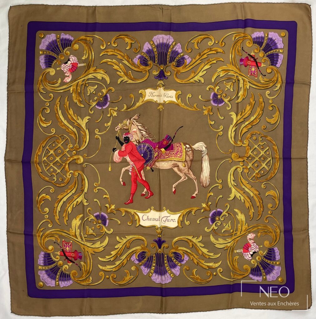 Carré Hermès Paris en soie avec bordure violette et motif équestre central