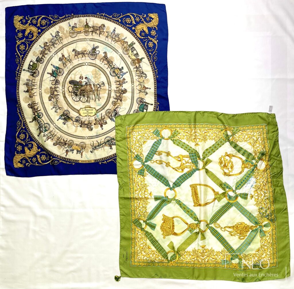 Deux foulards Hermès en soie posés à plat