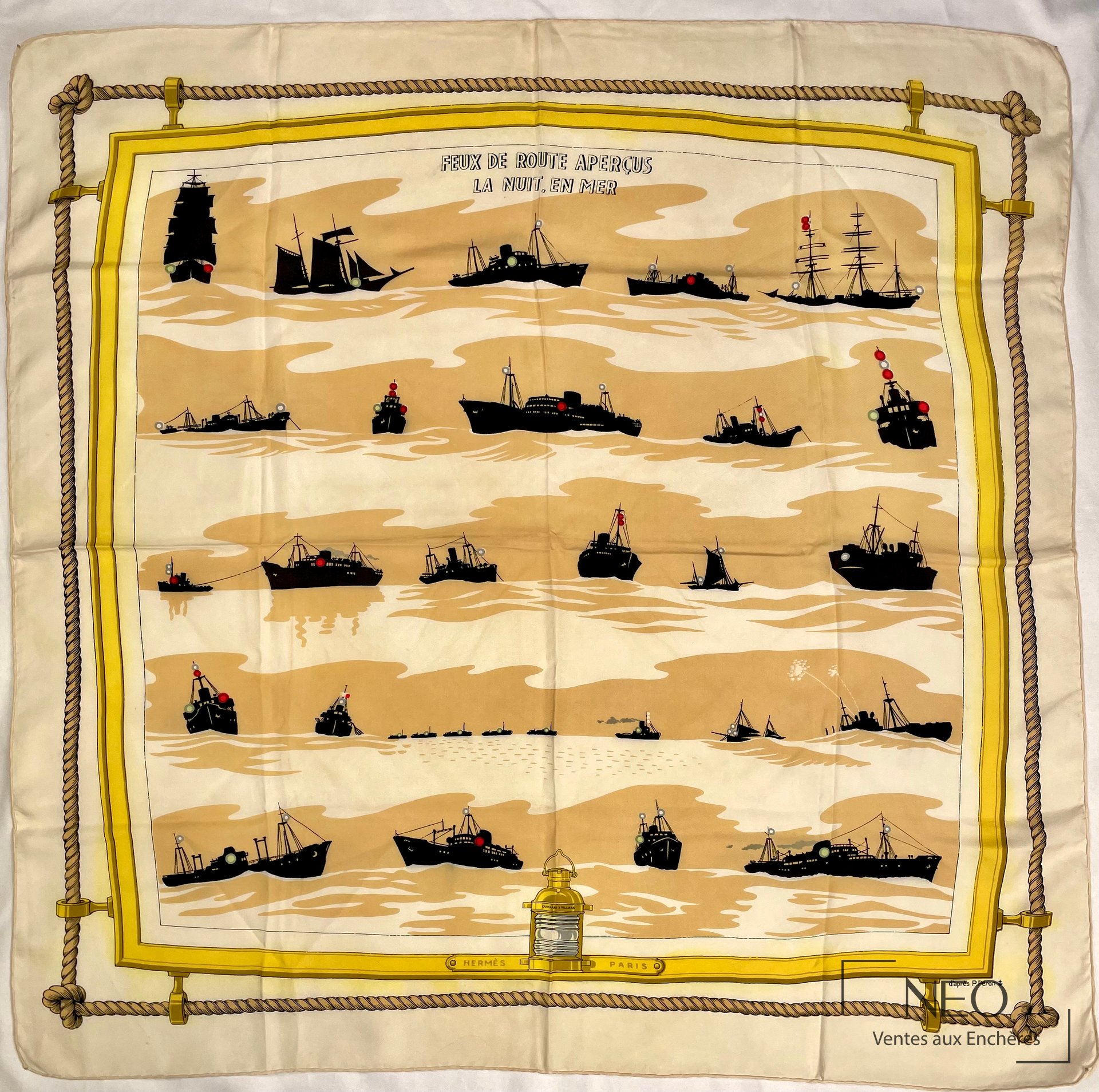 Carré Hermès Paris en twill de soie au décor de navires et de feux de route.