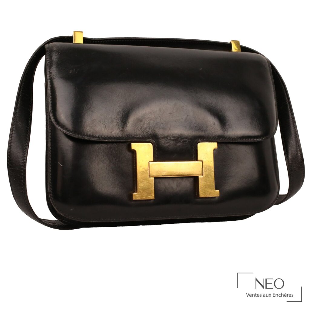 Sac Hermès Constance en cuir noir lisse avec fermoir H doré
