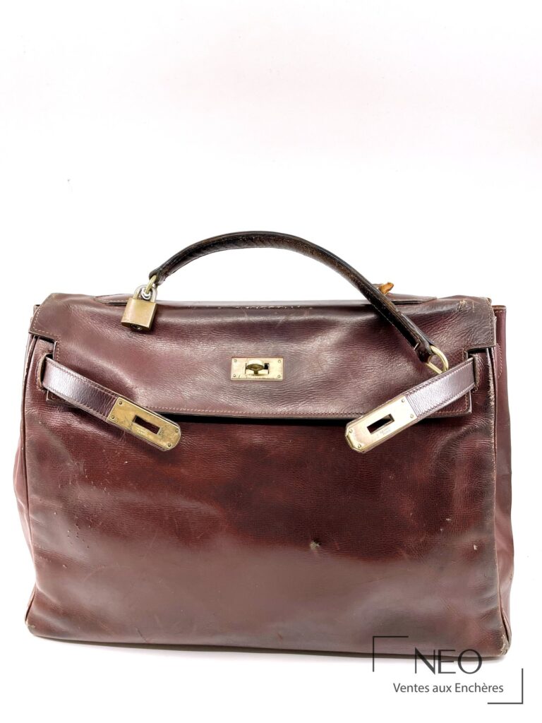 Sac Hermès Kelly en cuir box bordeaux avec bijouterie dorée