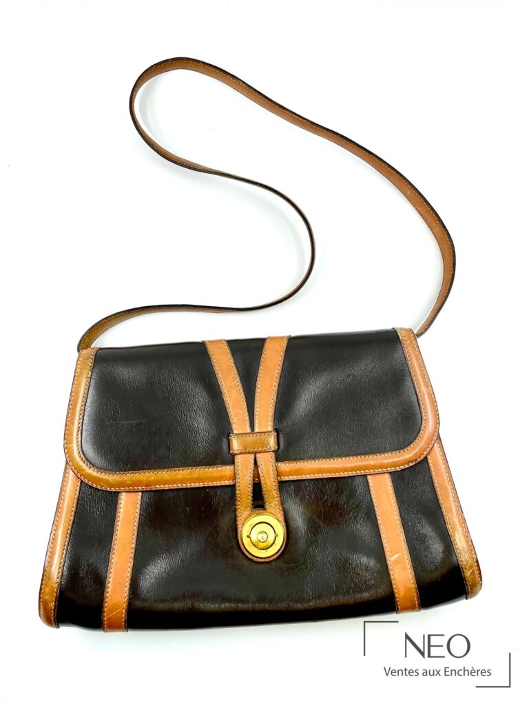 Sac Hermès Paris en cuir marron bicolore avec bandoulière et bouton central doré