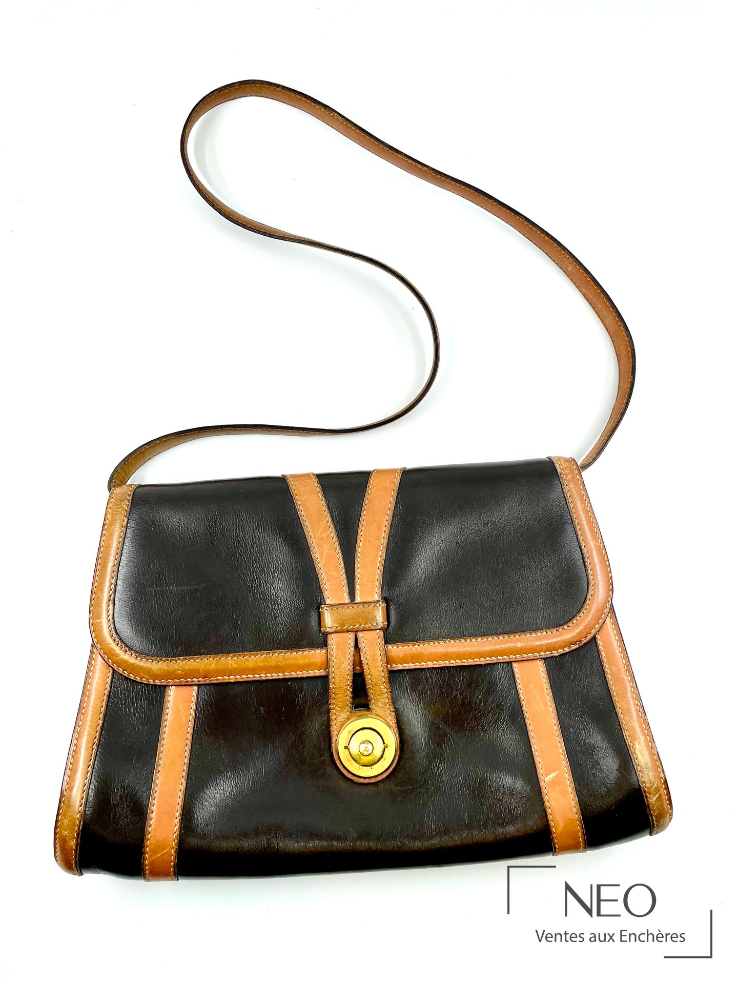 Sac Hermès Paris en cuir marron bicolore avec bandoulière et bouton central doré