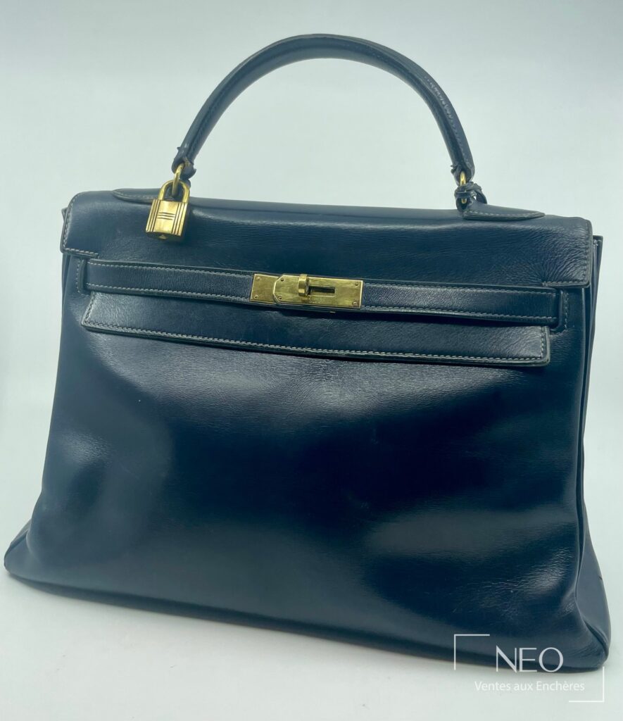 Sac Kelly Hermès bleu marine en veau Box avec bijouterie dorée et cadenas