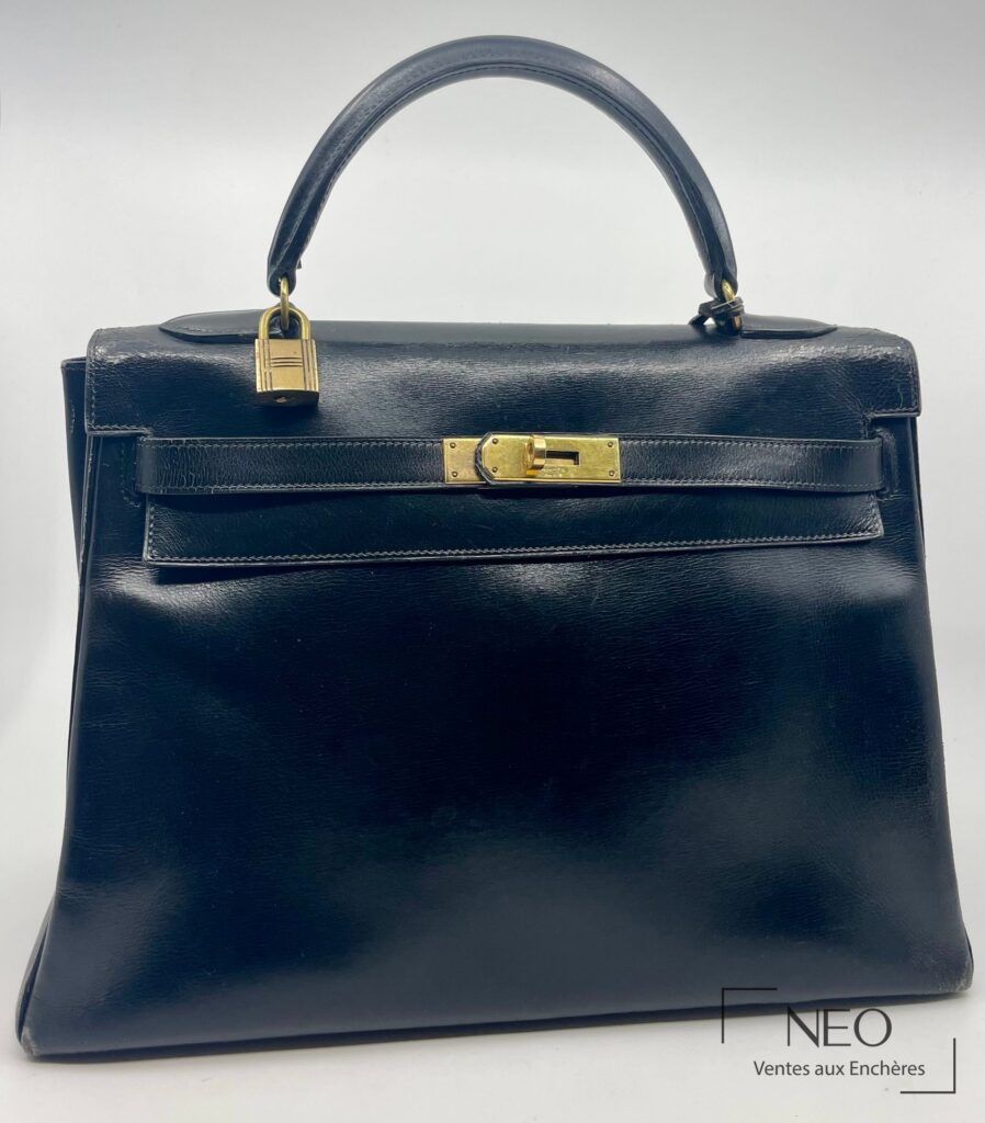 Sac Hermès Kelly noir de face avec poignée