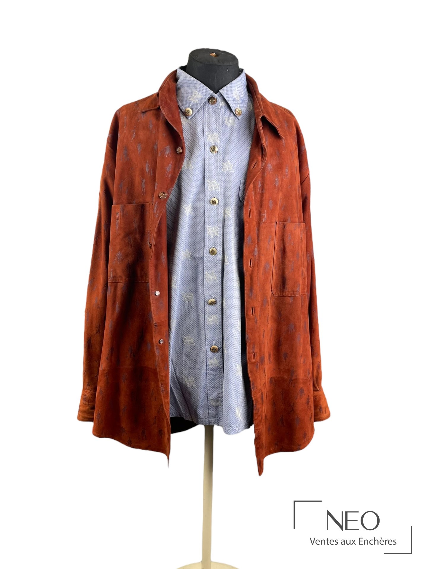 Veste Hermès Paris en cuir d'agneau rouille portée sur une chemise bleue