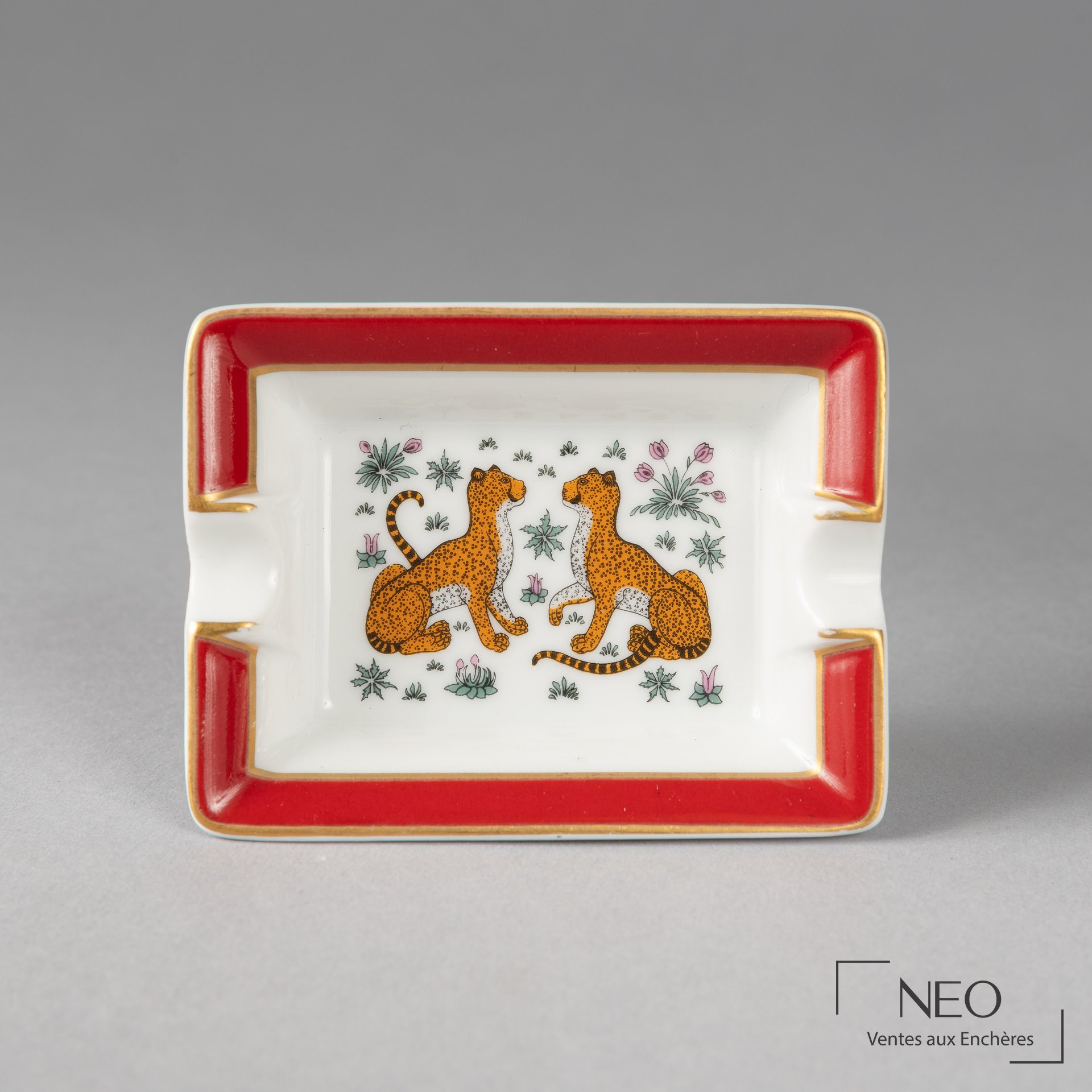 Petit cendrier Hermès en porcelaine blanche à décor de deux panthères et bord rouge