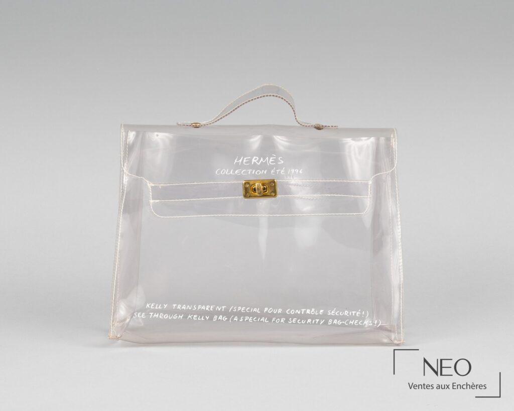 Pochette Hermès transparente avec fermeture en métal doré vue de face