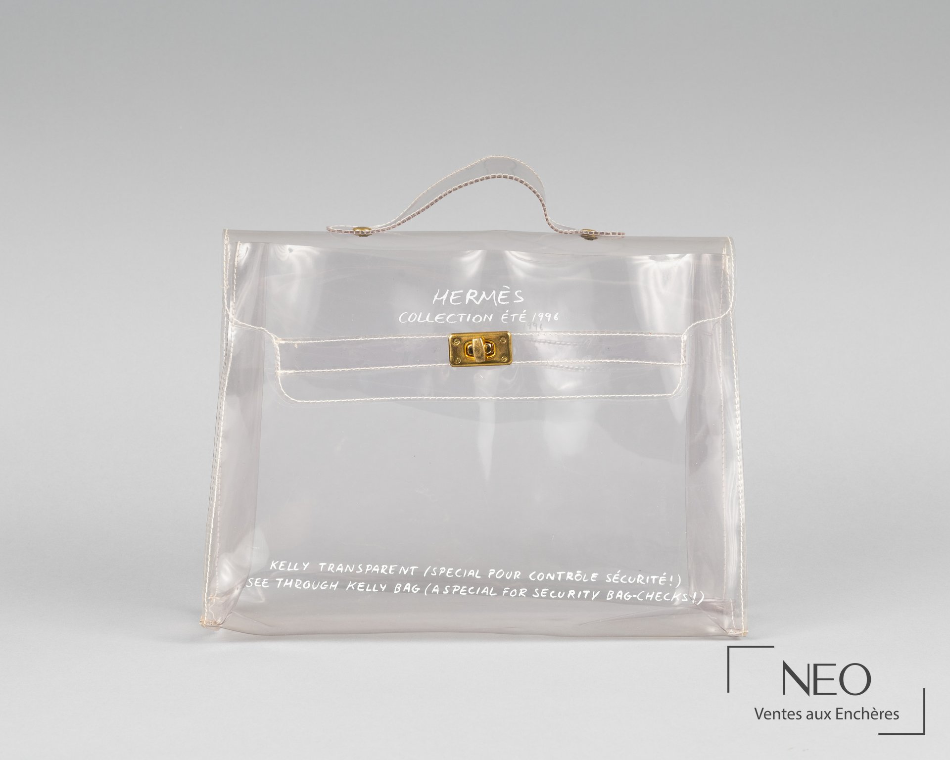 Pochette Hermès transparente avec fermeture en métal doré vue de face