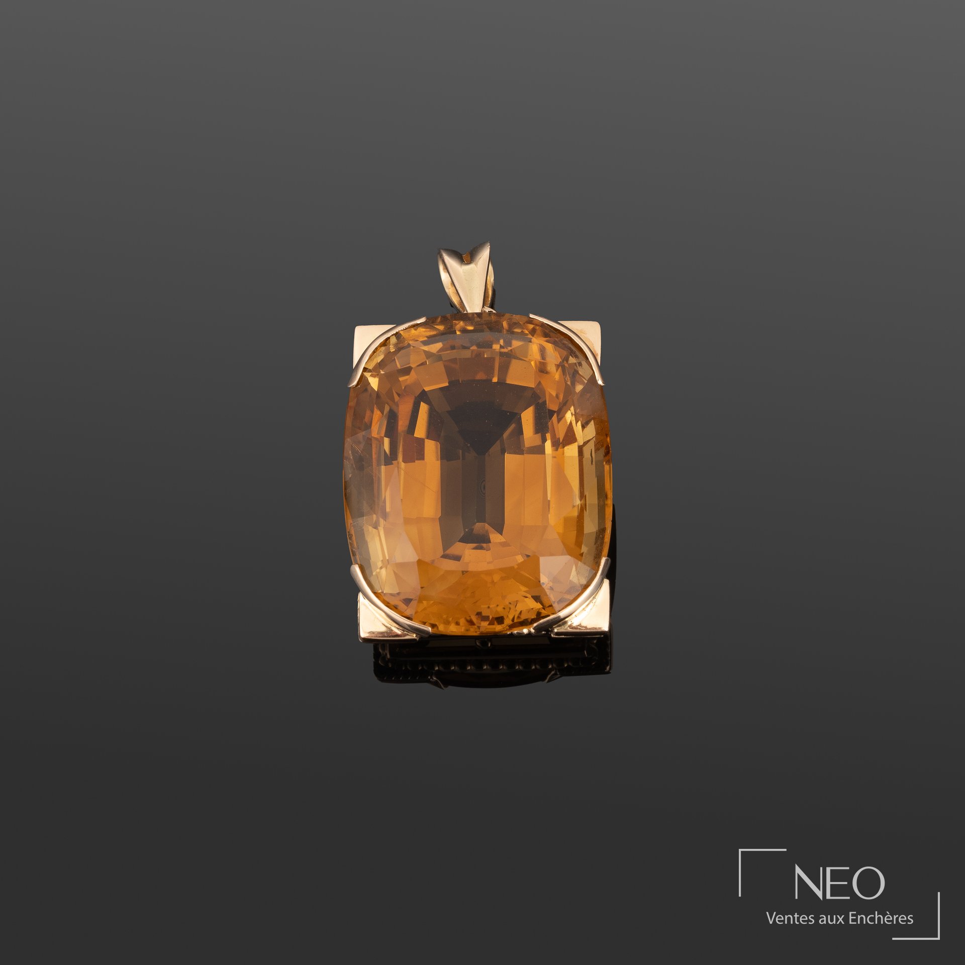 Pendentif serti d'une grande pierre facettée orange sur fond gris
