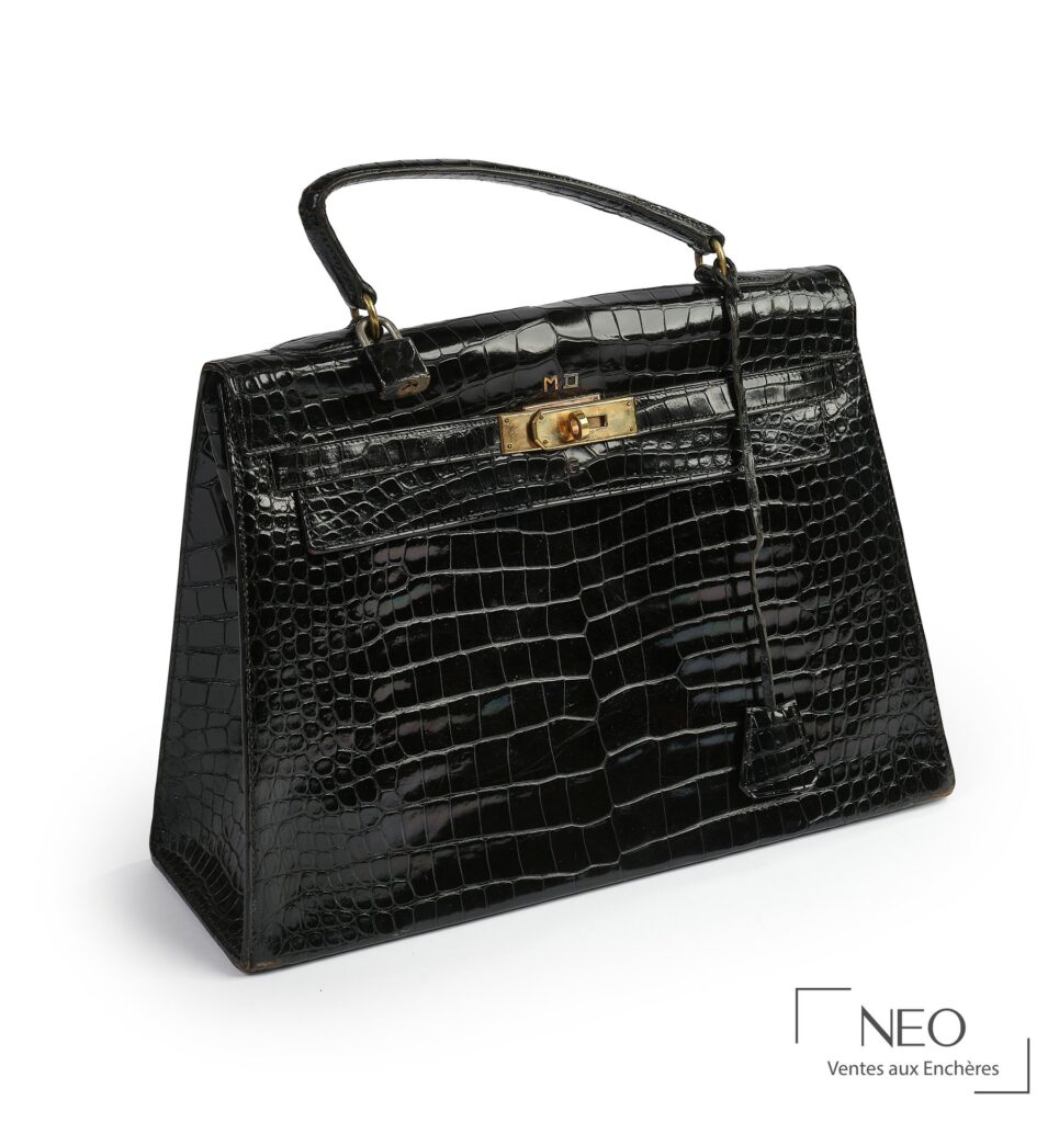 Sac Hermès Kelly noir en crocodile Porosus vu de trois quarts
