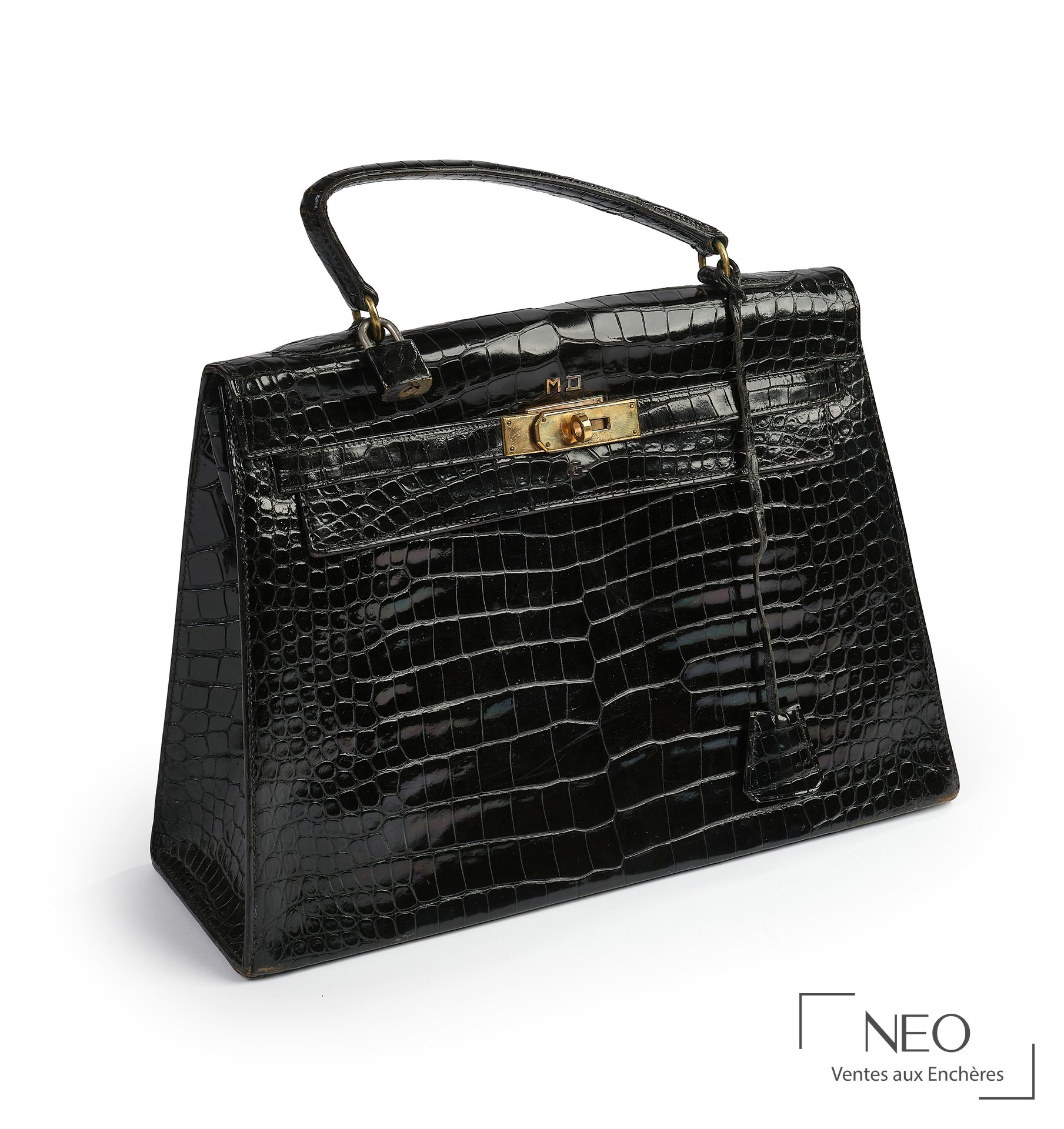 Sac Hermès Kelly noir en crocodile Porosus vu de trois quarts