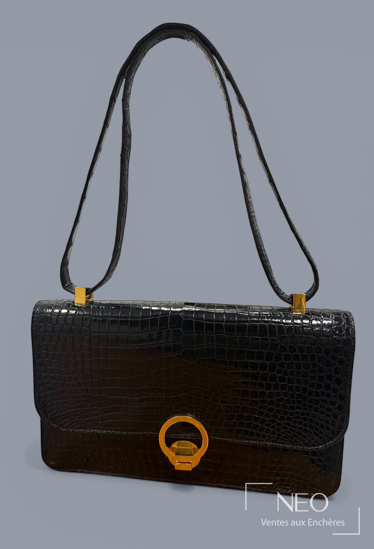 Sac Hermès noir en crocodile porosus avec bandoulière et détail rond en métal doré