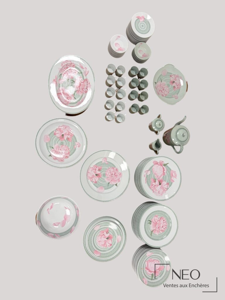 Ensemble de service Hermès Les Pivoines présenté en plusieurs groupes de pièces en porcelaine