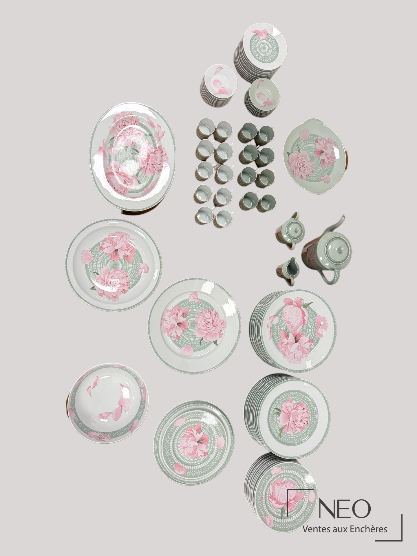Ensemble de service Hermès Les Pivoines présenté en plusieurs groupes de pièces en porcelaine