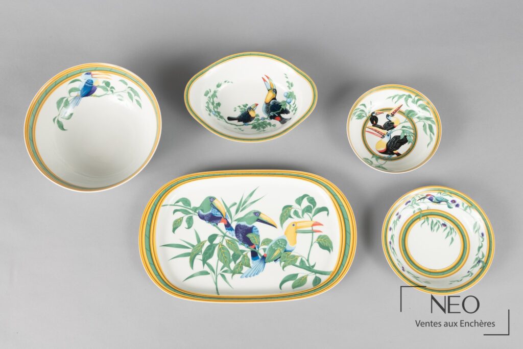 Ensemble HERMÈS du service Toucan composé de cinq pièces décorées d'oiseaux tropicaux.