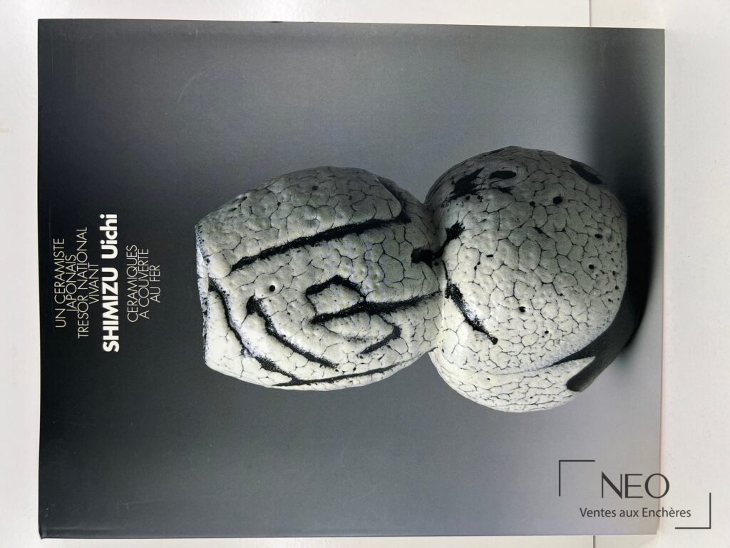 Couverture du livre Himizu Uichi avec deux céramiques blanches et noires sur fond gris