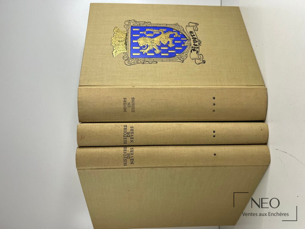Coffret beige de trois volumes Histoire de Nevers