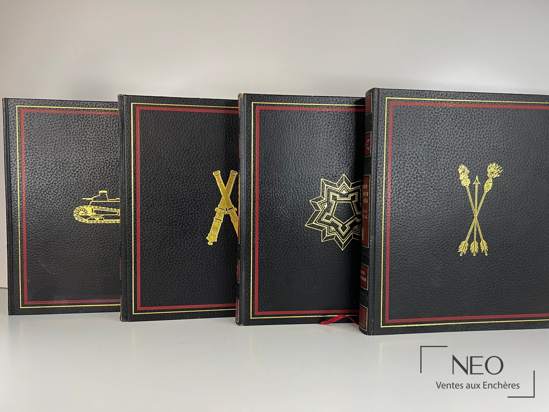 Quatre volumes reliés noirs et rouges de Histoire universelle des armées
