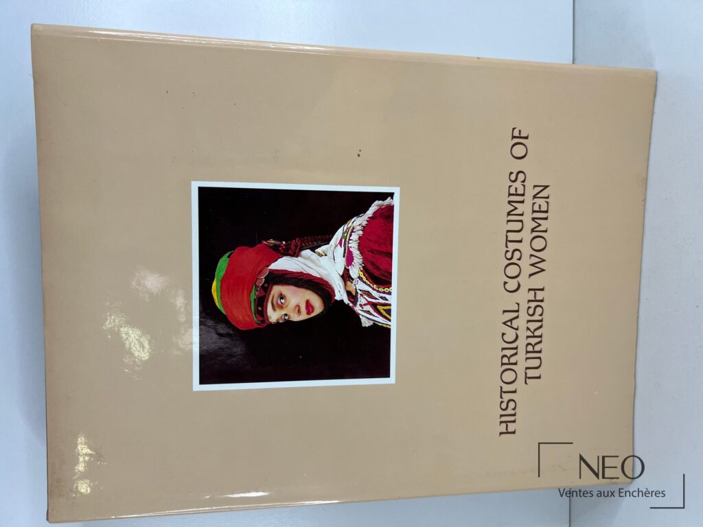 Couverture du livre Historical Costumes of Turkish Women avec portrait coloré en médaillon