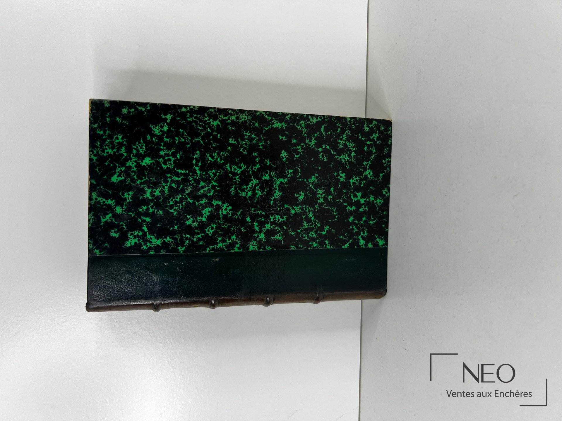 Dos d'un livre relié en demi basane verte et noire marbrée
